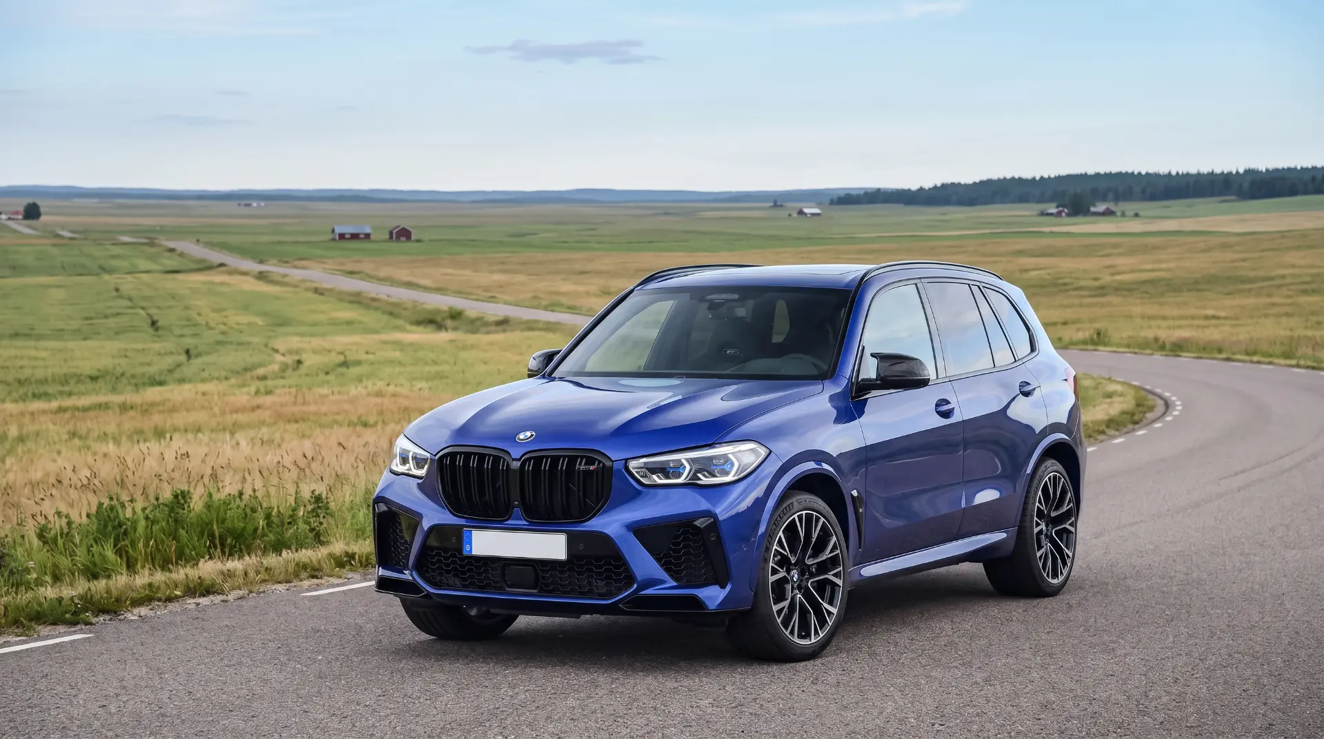 Blå BMW X5 på en landevej