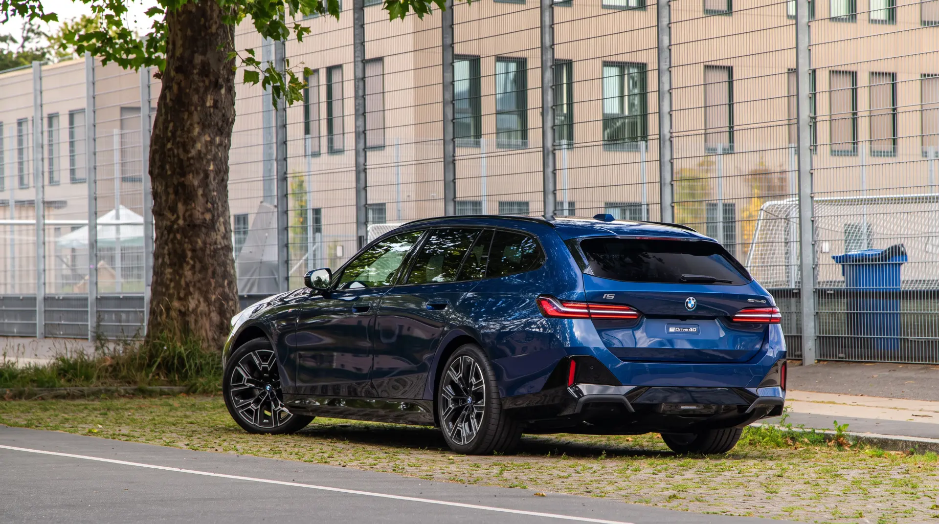 Blå BMW i5 Touring set udefra